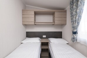 Mobile Home | 3 bedrooms, bed sheets - Sunking Caravan by Belvilla (Looe)