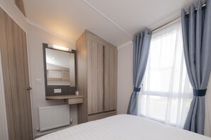 Mobile Home | 3 bedrooms, bed sheets - Sunking Caravan by Belvilla (Looe)