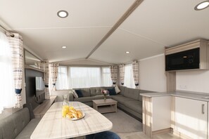 Mobile Home | Living room - Sunking Caravan by Belvilla (Looe)