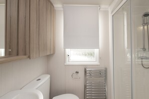 Mobile Home | Bathroom - Sunking Caravan by Belvilla (Looe)