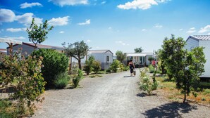 A gravel path leading to mobile homes with a clear sky. - Mobile Home in Serignan With air Conditioning (Sérignan)
