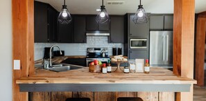 Réfrigérateur, four à micro-ondes, un four, surface de cuisson