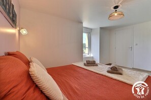 Een strijkplank/strijkijzer, gratis wifi, beddengoed