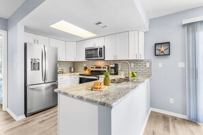 Kjøleskap, mikrobølgeovn, ovn og kokeplater