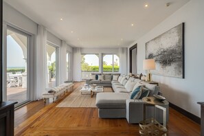 TV - Blissful Seafront (Cascais)