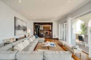 TV - Blissful Seafront (Cascais)