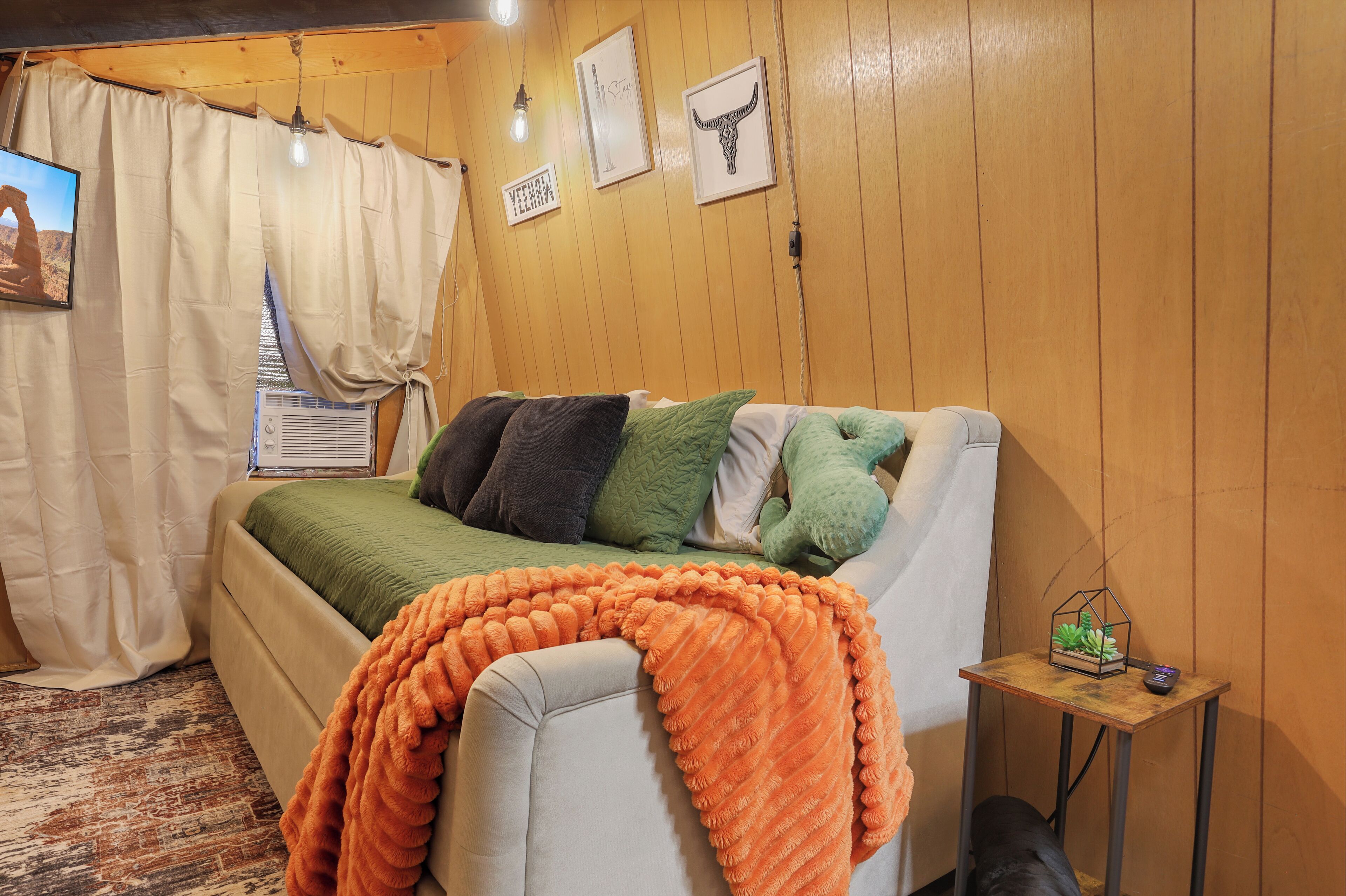 2 chambres, bureau, fer et planche à repasser, lit parapluie