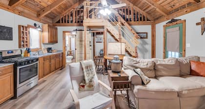 Wildwood Charming Cabin Near Oxford and Sardis Lake!