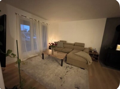 
Clean renovated room Just 5 minutes away from Ottawa airport.