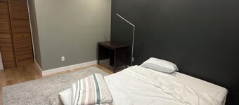 
Clean renovated room Just 5 minutes away from Ottawa airport.