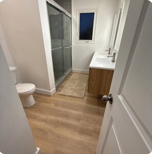 Een haardroger, handdoeken, zeep, toiletpapier