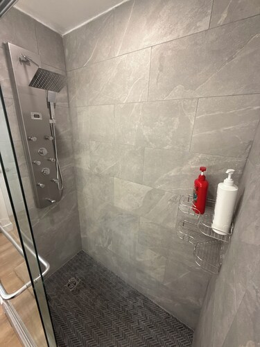 
Clean renovated room Just 5 minutes away from Ottawa airport.
