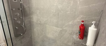Clean renovated room Just 5 minutes away from Ottawa airport.