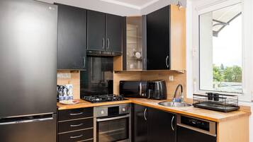 Frigorifero, microonde, forno, piano cottura