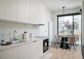 Fridge, oven, stovetop, dishwasher