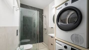 Een douche, een haardroger, handdoeken