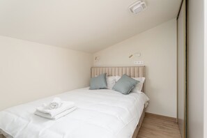 Tabla de planchar con plancha, wifi y ropa de cama 