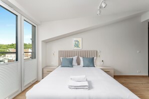 Tabla de planchar con plancha, wifi y ropa de cama 