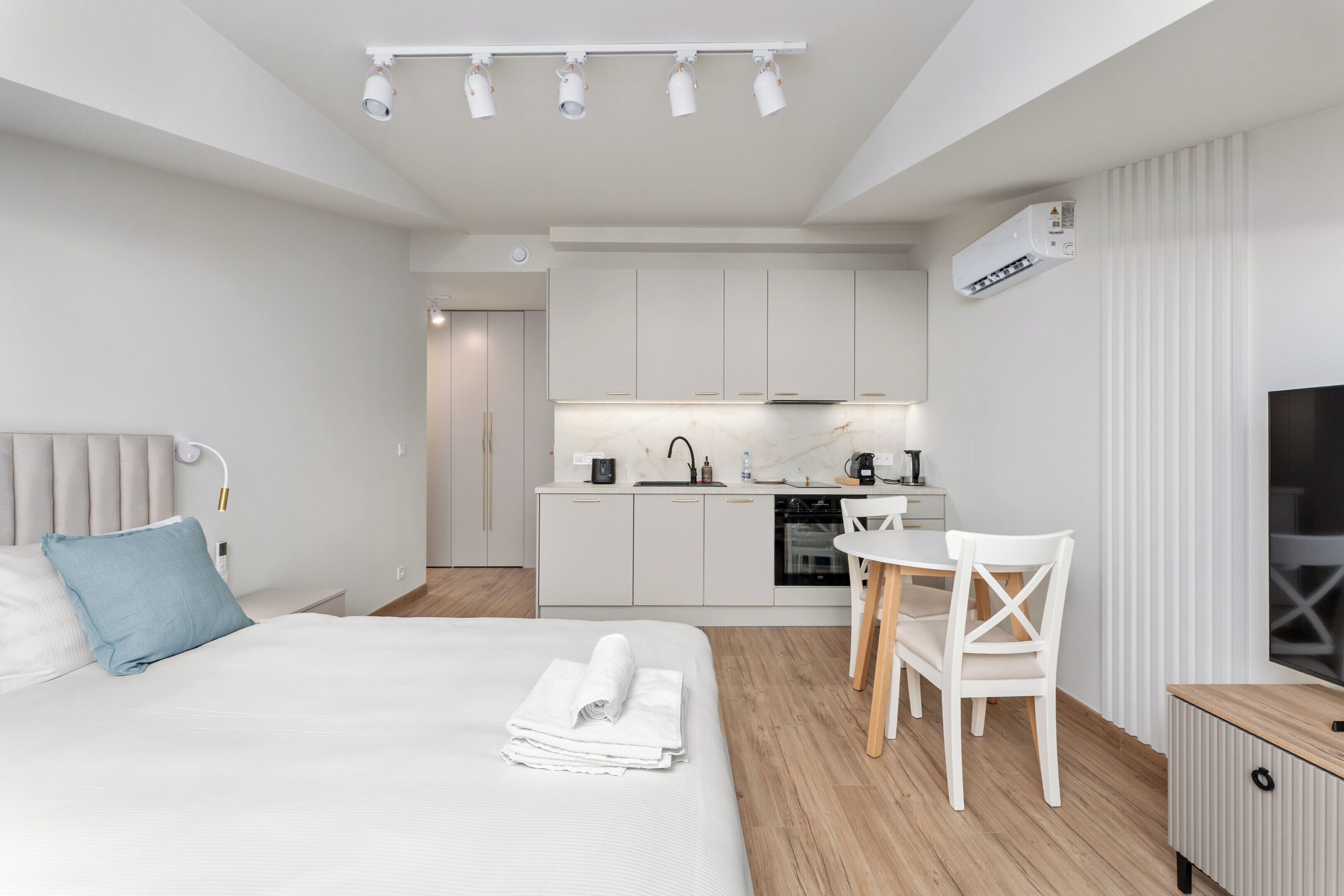 Tabla de planchar con plancha, wifi y ropa de cama 