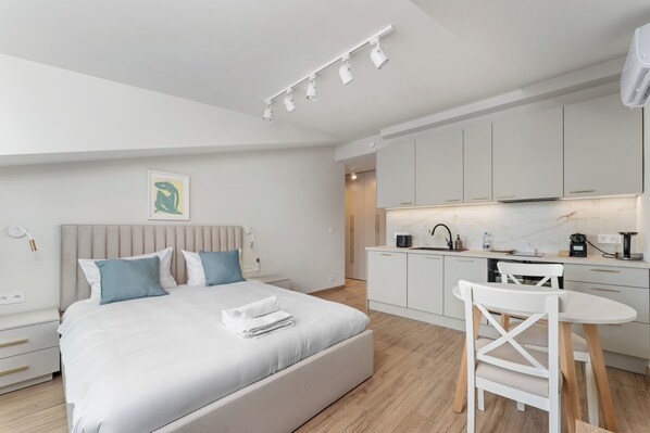 Iron/ironing board, WiFi, bed sheets