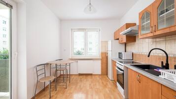 Jääkaappi, mikroaaltouuni, uuni, liesi