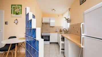 Een koelkast, een oven, een kookplaat