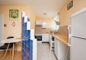 Fridge, oven, stovetop
