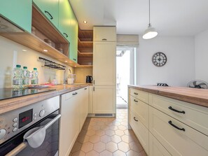 Réfrigérateur, un four, surface de cuisson, lave-vaisselle