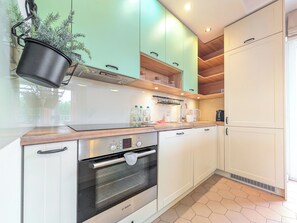 Kylskåp, ugn, spishäll och diskmaskin