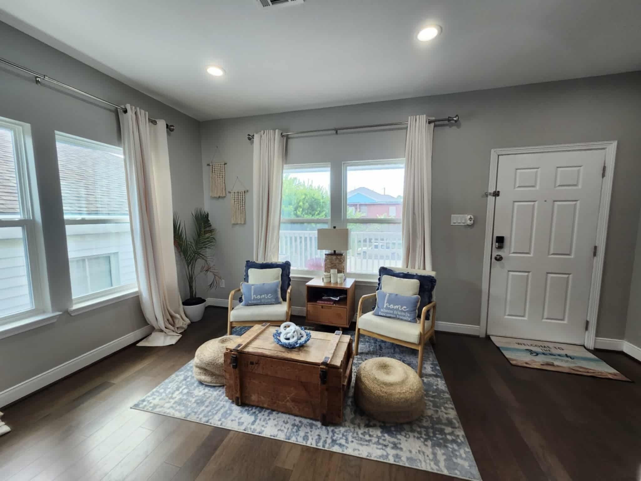 Smart-tv, bordsfotboll, böcker och en stereo