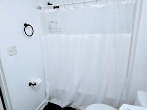 Haartrockner, Handtücher, Seife, Toilettenpapier