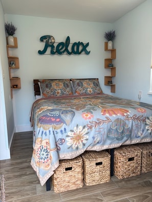 1 bedroom, desk, free WiFi, bed sheets - Charming pet friendly studio 350 feet away from the Rodanthe Pier and the beach. (Rodanthe)