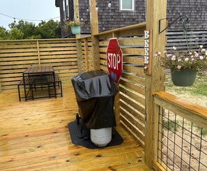 Outdoor dining - Charming pet friendly studio 350 feet away from the Rodanthe Pier and the beach. (Rodanthe)