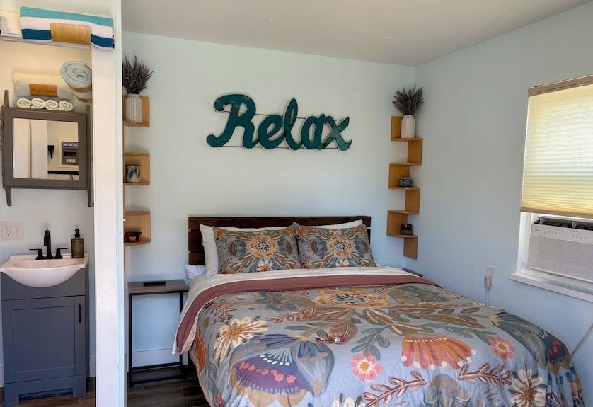 Charming Pet Friendly Studio 350 Feet Away From The Rodanthe Pier And The Beach. - Outer Banks, NC