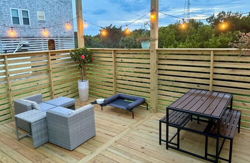 Charming pet friendly studio 350 feet away from the Rodanthe Pier and the beach.