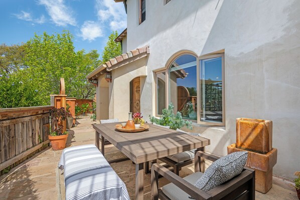 Outdoor dining - NEW 1BD 1BA + Bonus Room - Serenity Between Mountains and Sea! (Santa Barbara)