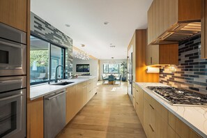 Een koelkast, een magnetron, een oven, een kookplaat