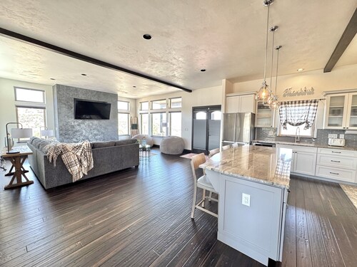 Charming 4-bedroom house with WiFi, AC in delightful Rifle