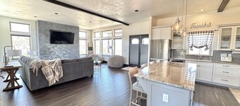 Charming 4-bedroom house with WiFi, AC in delightful Rifle