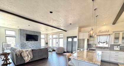 Charming 4-bedroom house with WiFi, AC in delightful Rifle