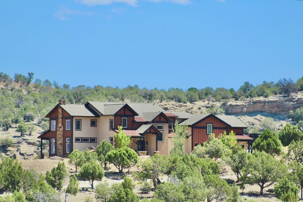 Exterior - Charming 4-bedroom house with WiFi, AC in delightful Rifle (Rifle)