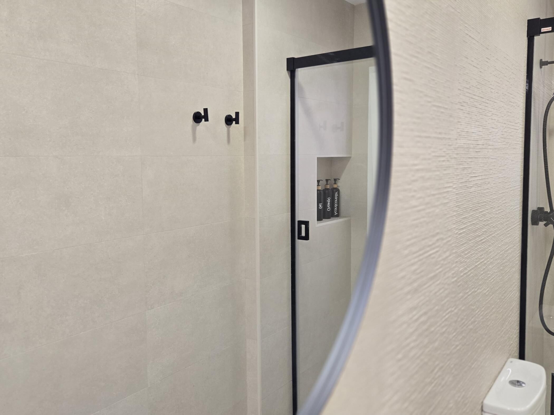 Een douche, een haardroger, handdoeken