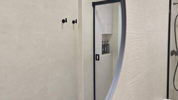 Een douche, een haardroger, handdoeken