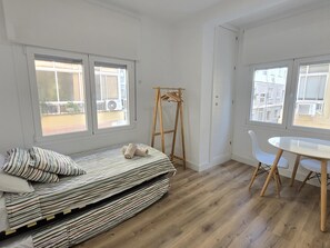 Iron/ironing board, Internet, bed sheets