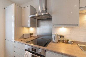 Refrigerador, horno, parrilla de estufa y tostadora 