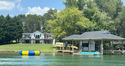 5 Bedroom w/ Hot tub and private dock!!