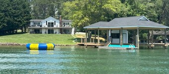 LAKE Haven - 5 Bedroom w/ Hot tub and private dock!!