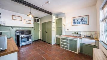 Refrigerador, horno, utensilios de cocina