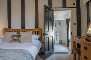 1 dormitorio, tabla de planchar con plancha, wifi y ropa de cama