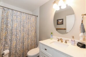 Sèche-cheveux, serviettes fournies, savon, papier toilette